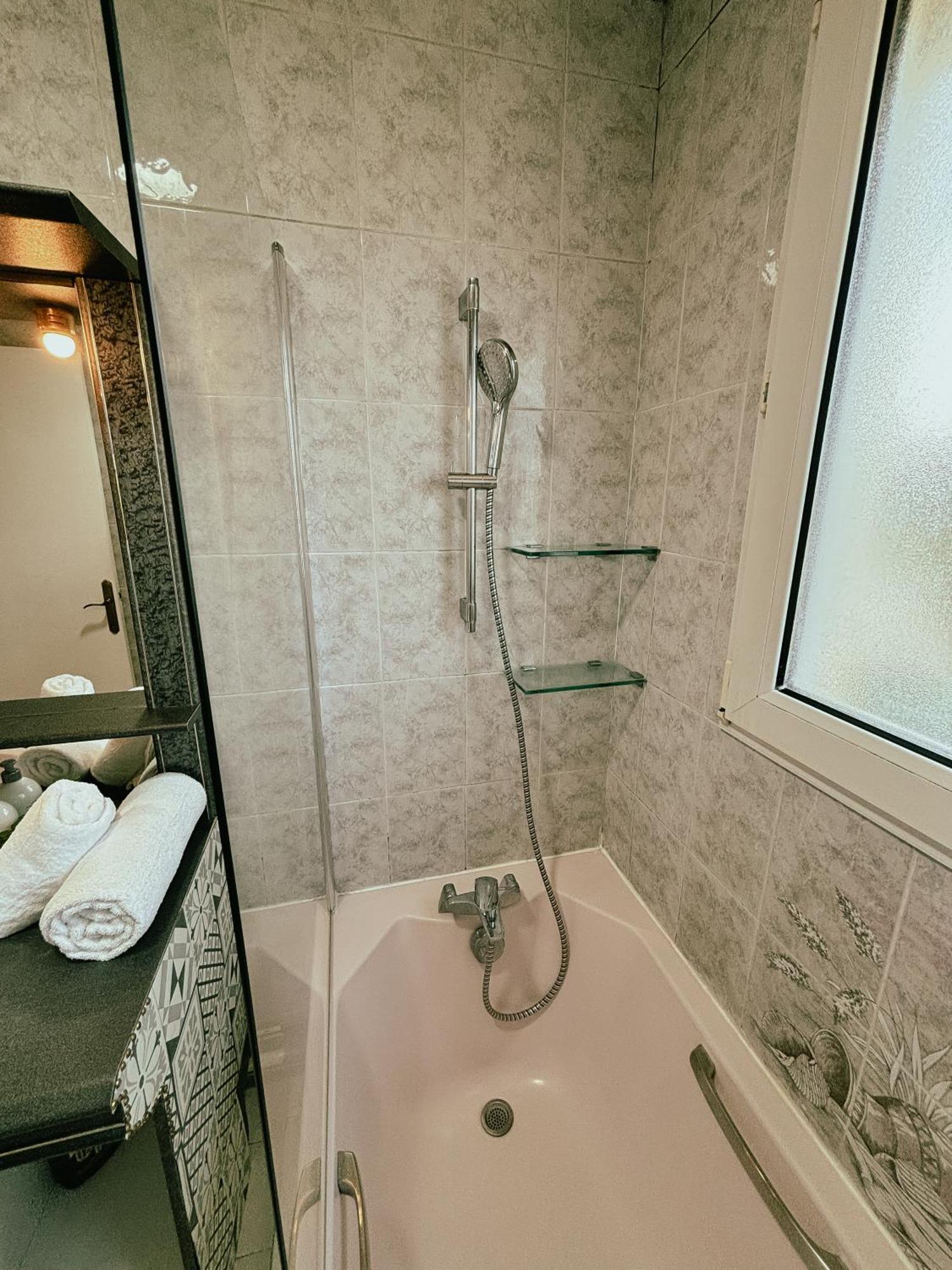 Duplex Avec Jardin - Proche Paris - Disneyland - Rer - Noisy-le-Grand Esterno foto
